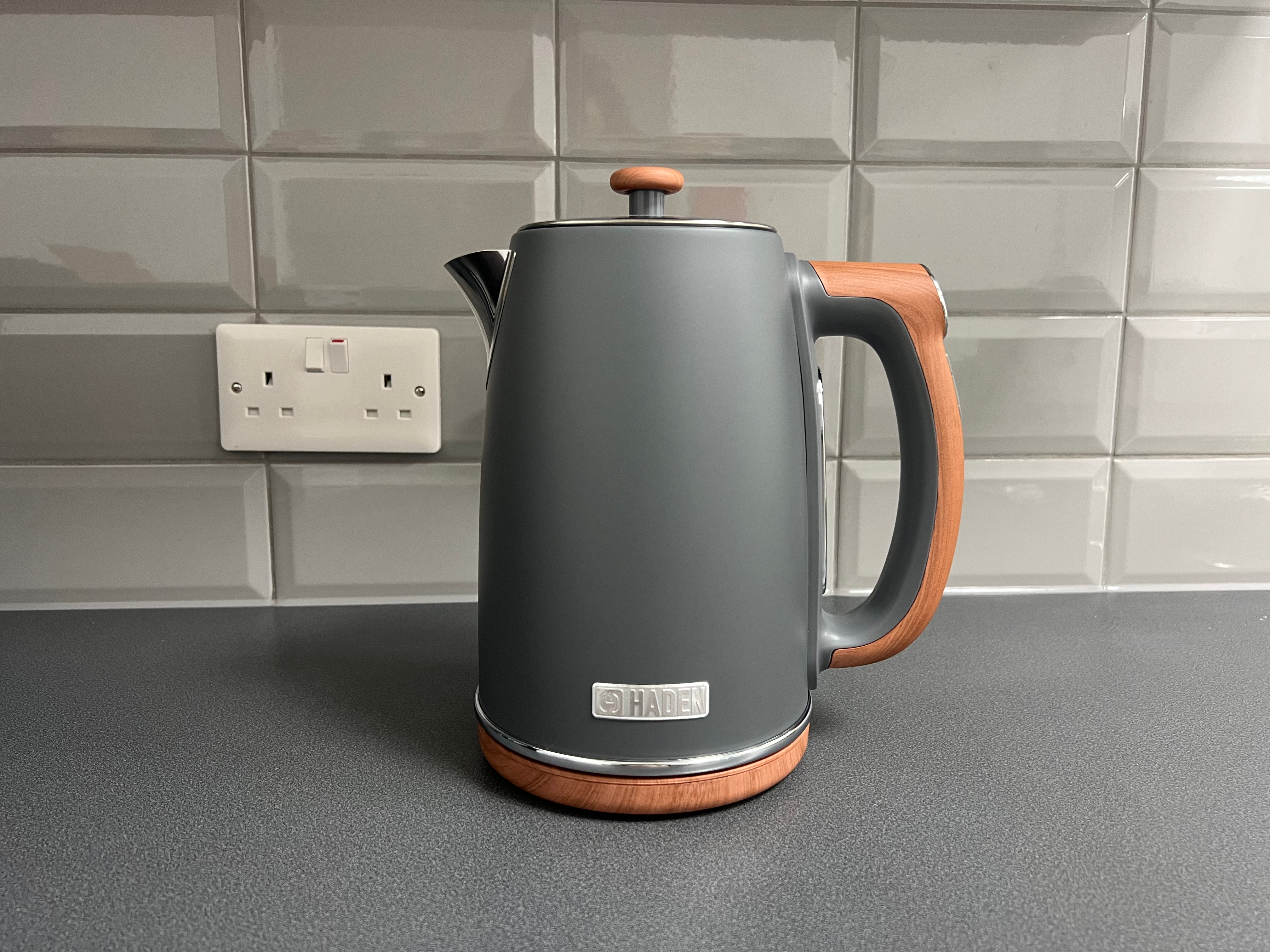 Temperature control outlet kettle